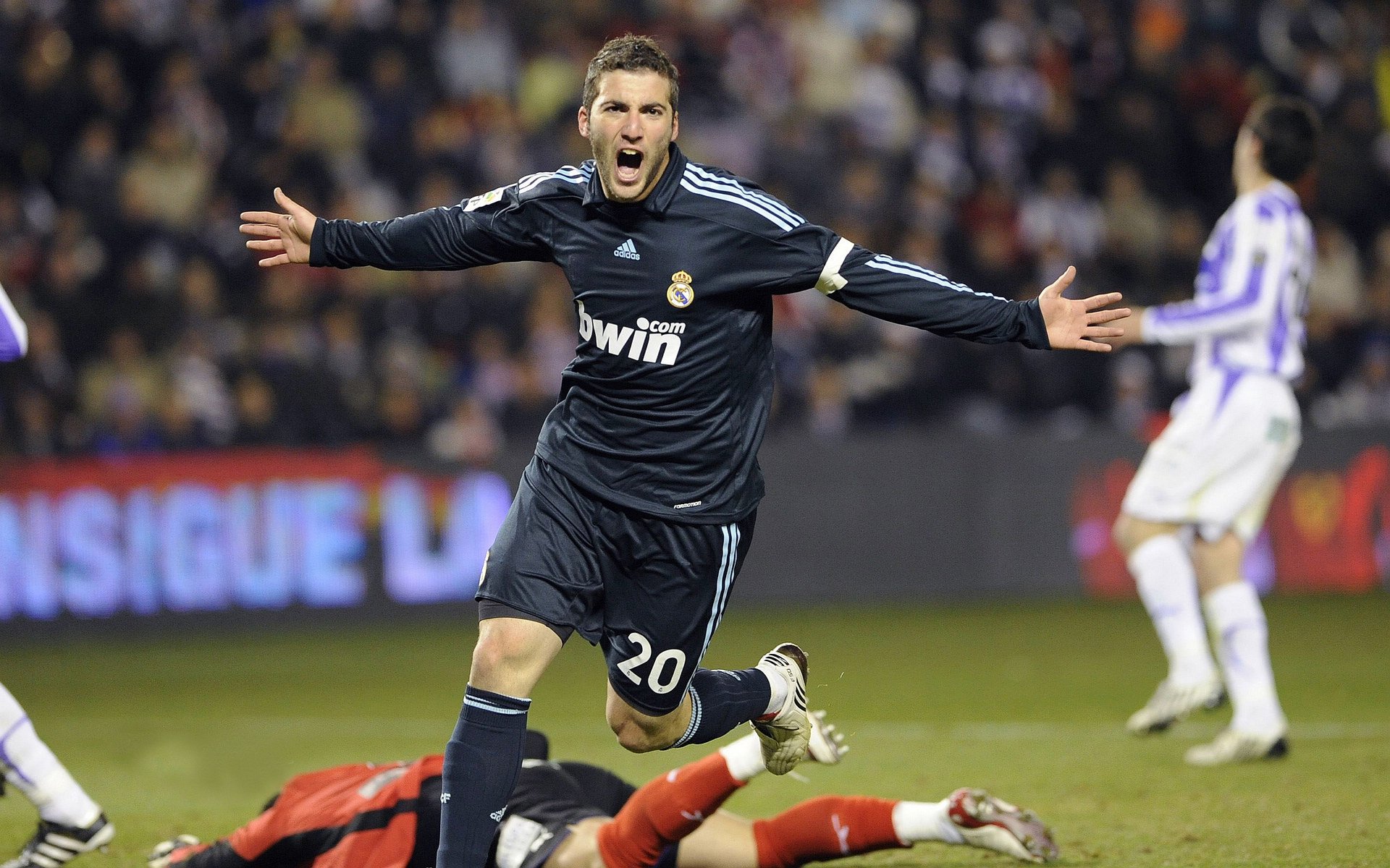 洛杉矶FC主帅谈战术调整，力求突破，洛杉矶fc老板